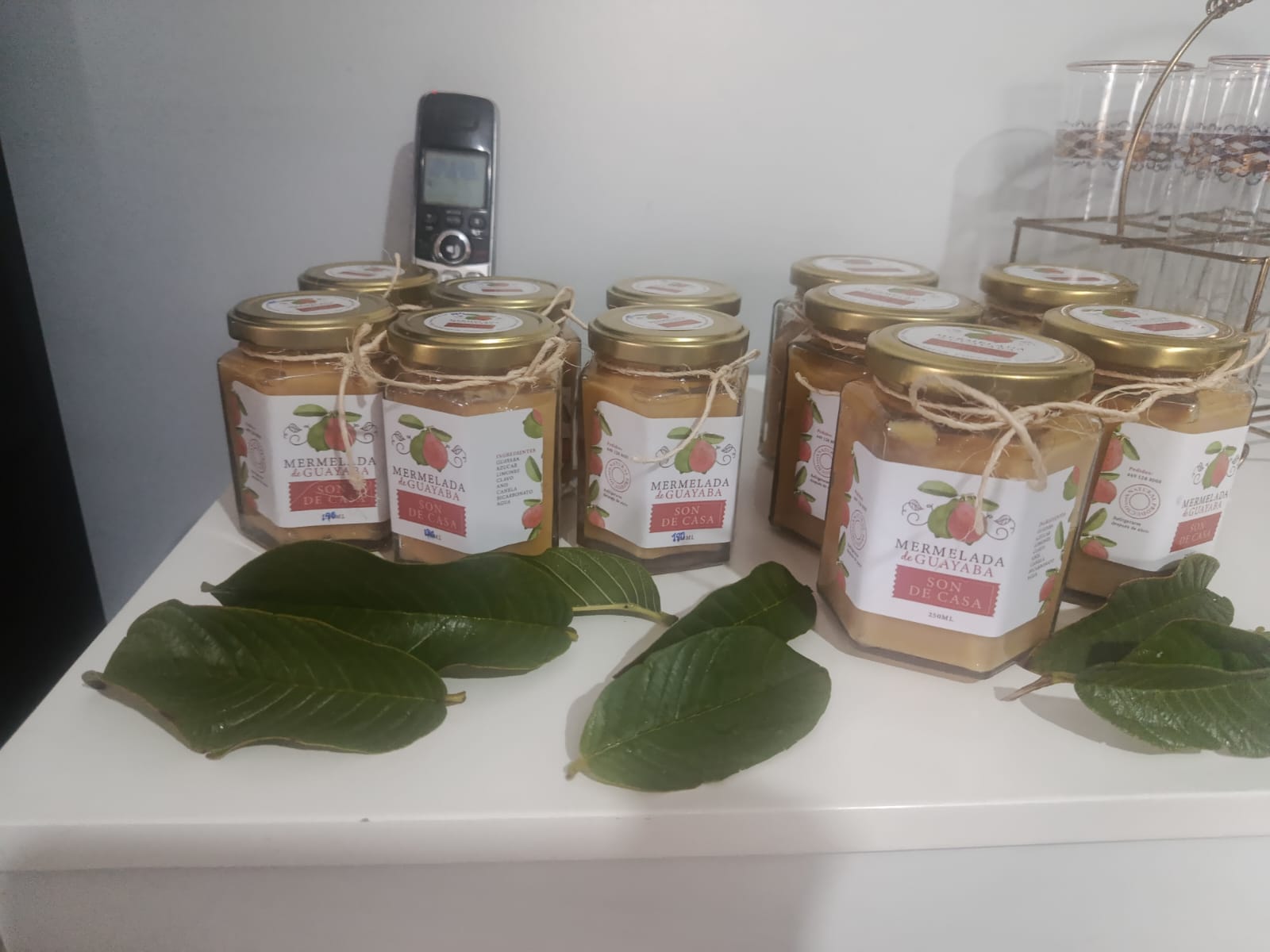 Frascos originales de mermelada de guayaba Son de Casa en una mesa