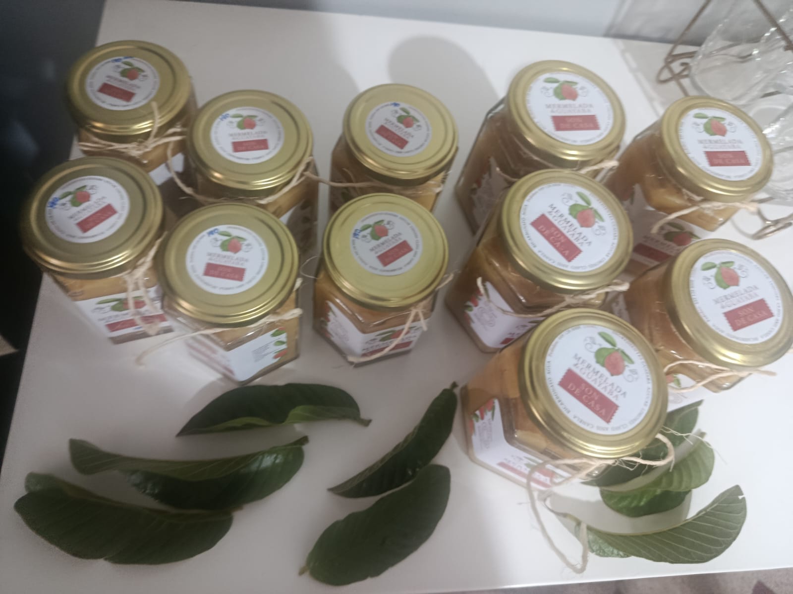 Frascos de mermelada con sus etiquetas originales