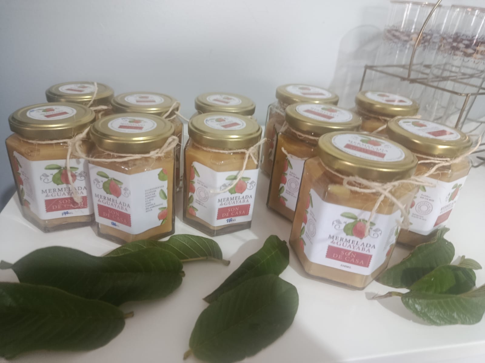 Frascos de mermelada de guayaba Son de Casa con hojas verdes